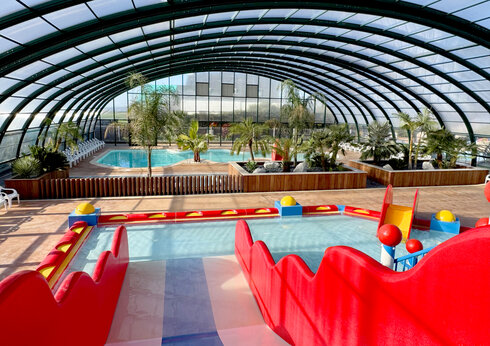 Piscina cubierta, juegos infantiles en el camping CAPFUN Kervel en PLONEVEZ PORZAY (29).