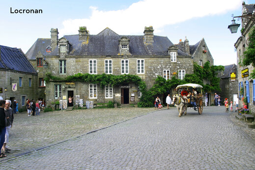 Plaza del pueblo medieval de Locronan, calesa y crepería en Bretaña.