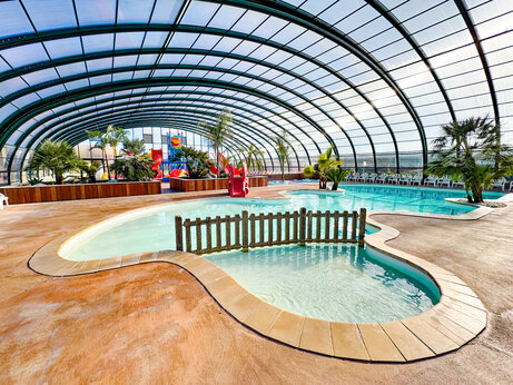 Piscina cubierta, toboganes y juegos acuáticos en CAPFUN Kervel, PLONEVEZ PORZAY (29).