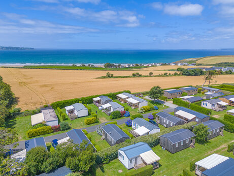 Mobil-homes y mar, vista a�rea en el camping CAPFUN Kervel en PLONEVEZ PORZAY.