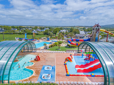 Parque acu�tico con piscinas, toboganes y jacuzzis en el camping CAPFUN Kervel en PLONEVEZ PORZAY (29).