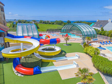 Toboganes acu�ticos coloridos y piscinas exteriores/cubiertas en camping CAPFUN Kervel en PLONEVEZ PORZAY (29).
