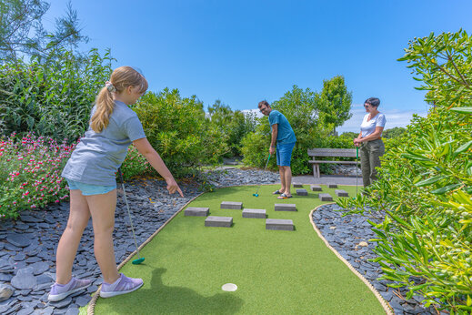 Minigolf exterior para familia en el camping CAPFUN Kervel en PLONEVEZ PORZAY (29).