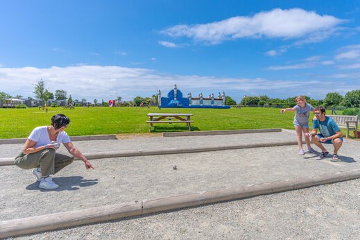 Petanca en familia, juegos inflables en camping CAPFUN Kervel, PLONEVEZ PORZAY.