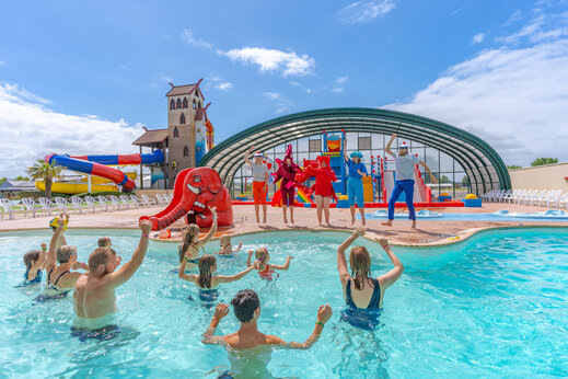 Animaci�n acu�tica, piscina y toboganes en el CAPFUN Kervel en PLONEVEZ PORZAY (29).