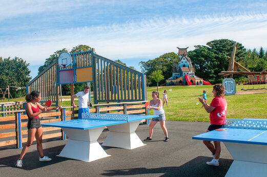 Mesas de ping-pong y gran zona de juegos en el camping CAPFUN Kervel.
