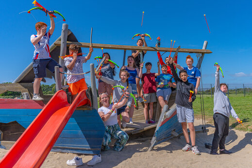 Ni�os jugando con arcos en estructura de juegos en camping CAPFUN Kervel en PLONEVEZ PORZAY (29).