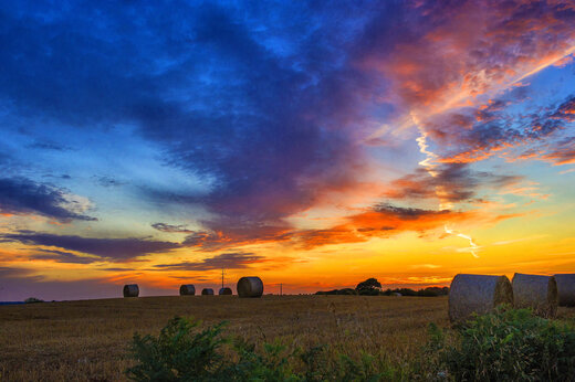 Campo, puesta de sol en el camping CAPFUN Kervel en PLONEVEZ PORZAY (29).