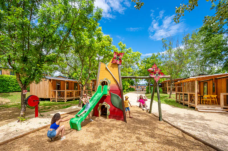 Tobog�n, columpios y �rea de juegos en el camping VAGUES OCEANES Labeiller en Saint Victor de Malcap (30).