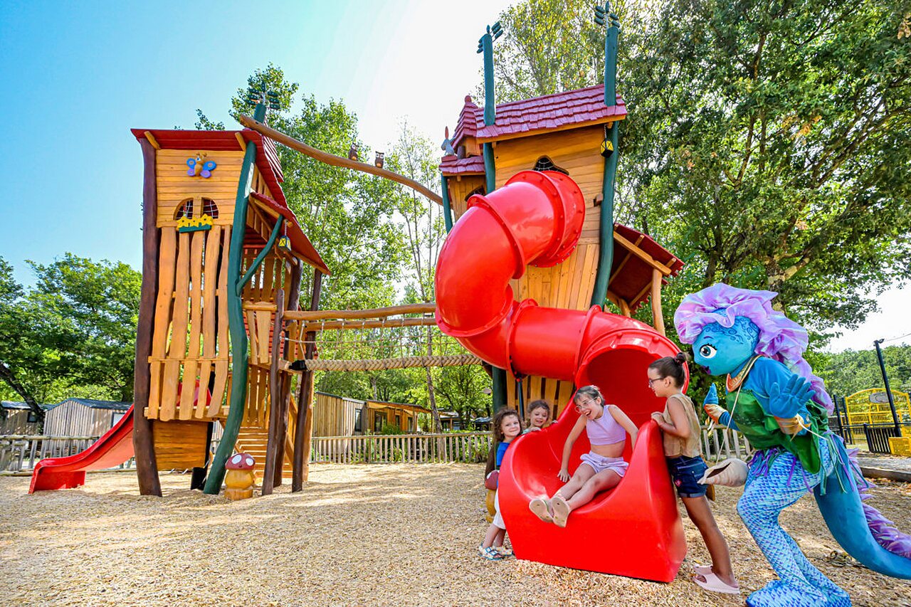 Juegos, tobog�n, ni�os en camping VAGUES OCEANES Labeiller en Saint Victor de Malcap (30).