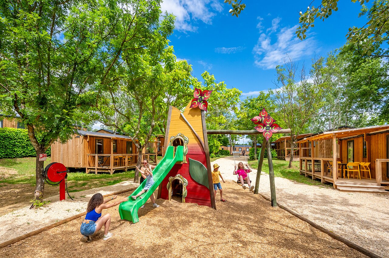 Tobog�n, columpios y �rea de juegos en el camping VAGUES OCEANES Labeiller en Saint Victor de Malcap (30).