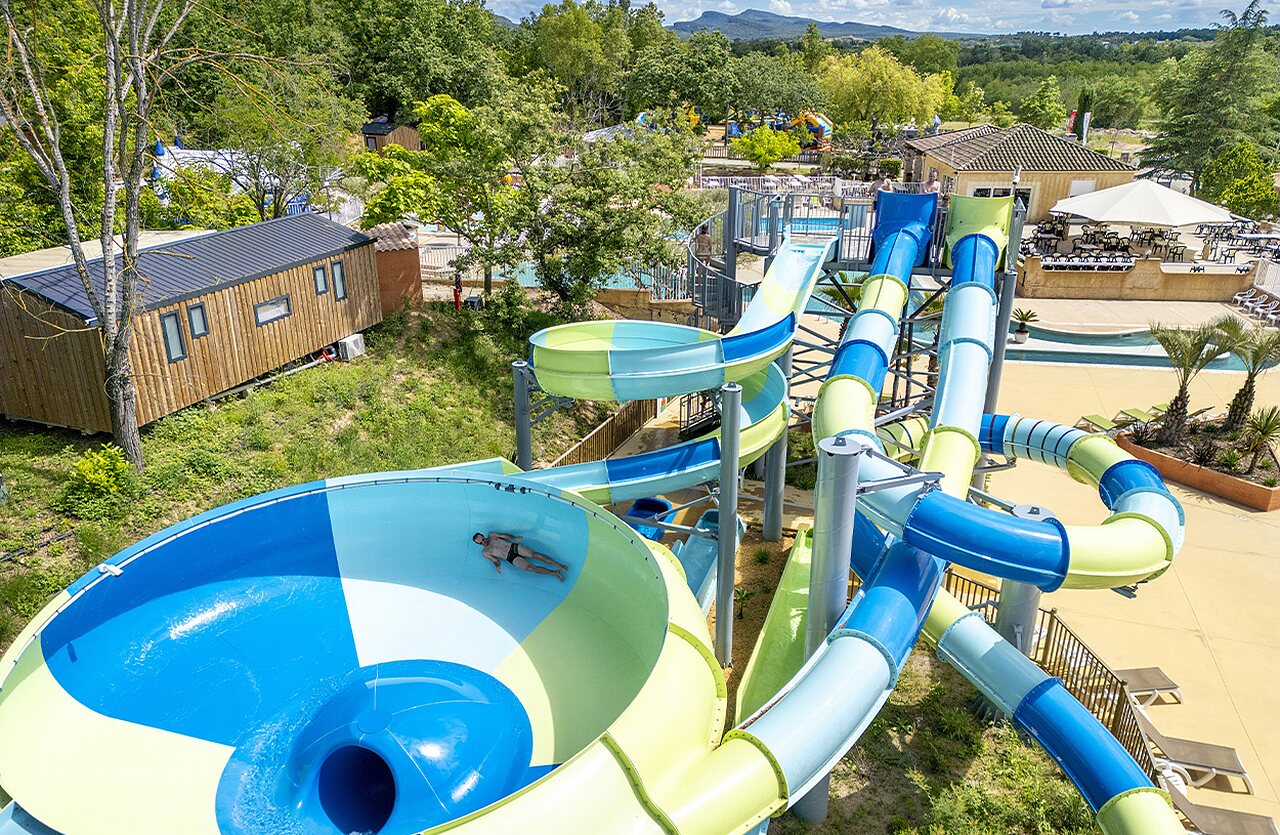 Toboganes acu�ticos gigantes, piscina exterior en camping VAGUES OCEANES Labeiller (30).