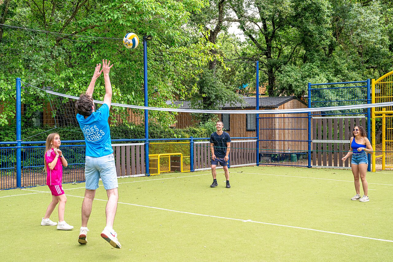 Voleibol en cancha multideporte para familias en camping VAGUES OCEANES Labeiller (30).
