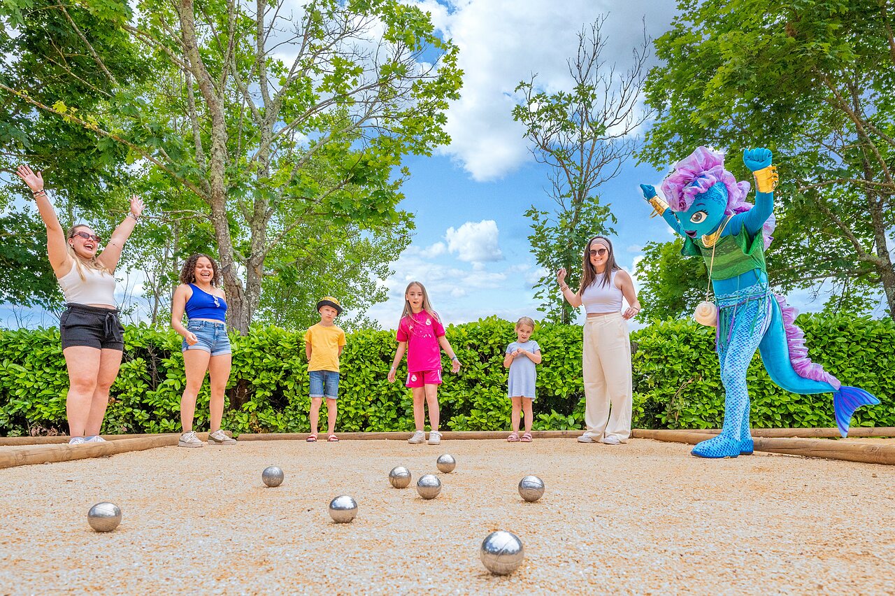 Juego de petanca en familia con mascota en el camping VAGUES OCEANES Labeiller en Saint Victor de Malcap (30).