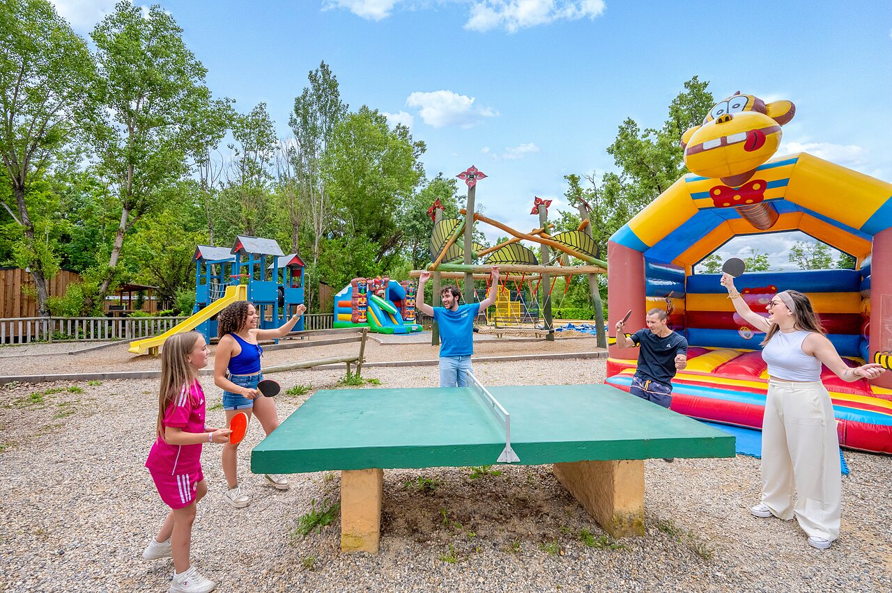 Tenis de mesa, parque infantil, castillo hinchable en VAGUES OCEANES Labeiller.