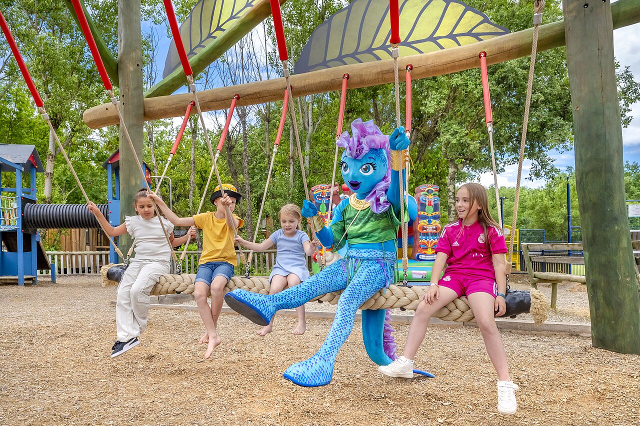 Ni�os y mascota en columpio gigante en el camping VAGUES OCEANES Labeiller en Saint Victor de Malcap (30).