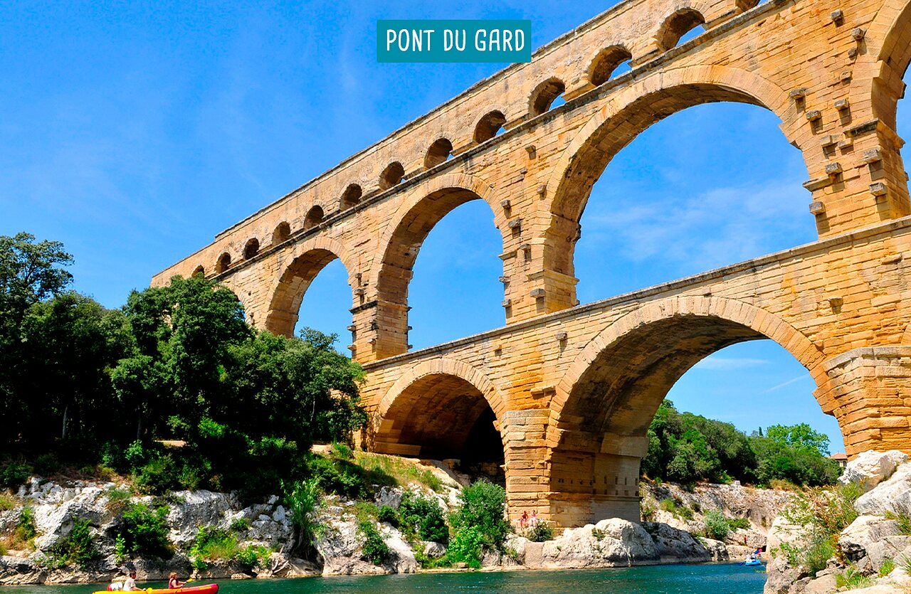 Pont du Gard, majestuoso acueducto romano, con canoas en el Gardon, cerca de Uz�s.