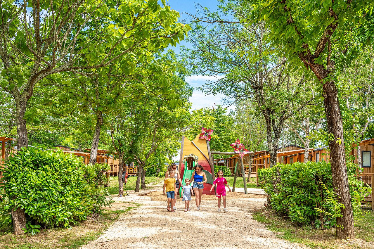 Zona de juegos colorida, ni�os y casas m�viles en el camping VAGUES OCEANES Labeiller en Saint Victor de Malcap (30)