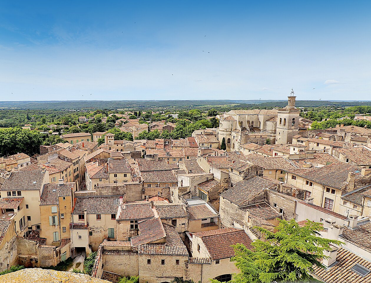 Pueblo hist�rico con tejados de tejas y iglesia, para visitar cerca del camping.
