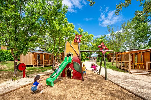 Juegos infantiles, tobogán y columpios en el camping VAGUES OCEANES Labeiller.