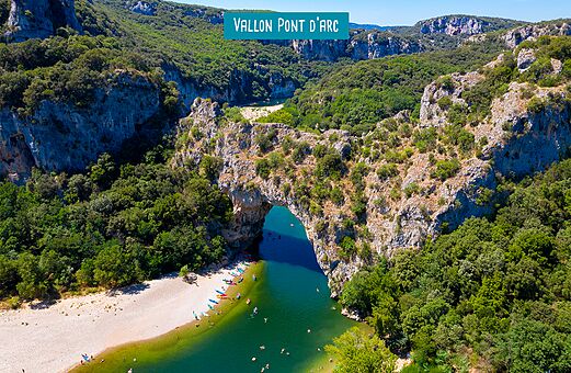 El Pont d'Arc, arco natural icónico de Ardèche, cerca de Vallon-Pont-d'Arc.