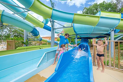 Toboganes acuáticos, niños, camping VAGUES OCEANES Labeiller en Saint Victor de Malcap.