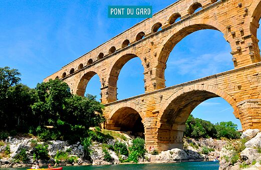 Pont du Gard, acueducto romano histórico, con kayak en el río Gardon.