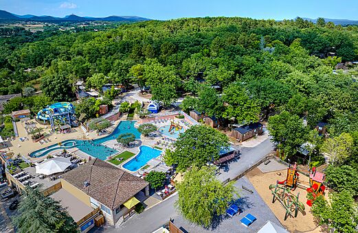 Parque acuático con toboganes, piscinas y zona de juegos en el camping VAGUES OCEANES Labeiller en Saint Victor de Malcap (30).