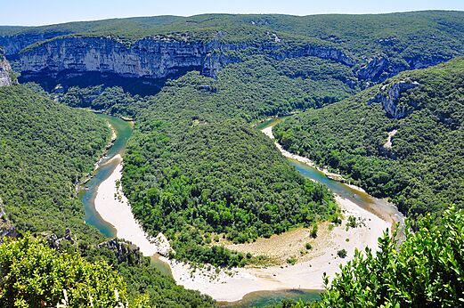 Gargantas del Ardèche, vista panorámica del río serpenteante y acantilados verdes.
