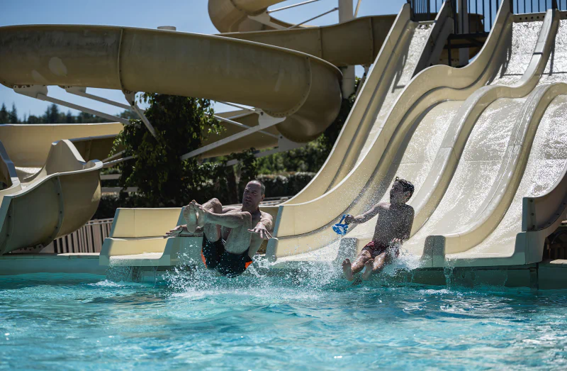 Piscina con toboganes en CAPFUN Lac des 3 Vall�es en Lectoure (32).