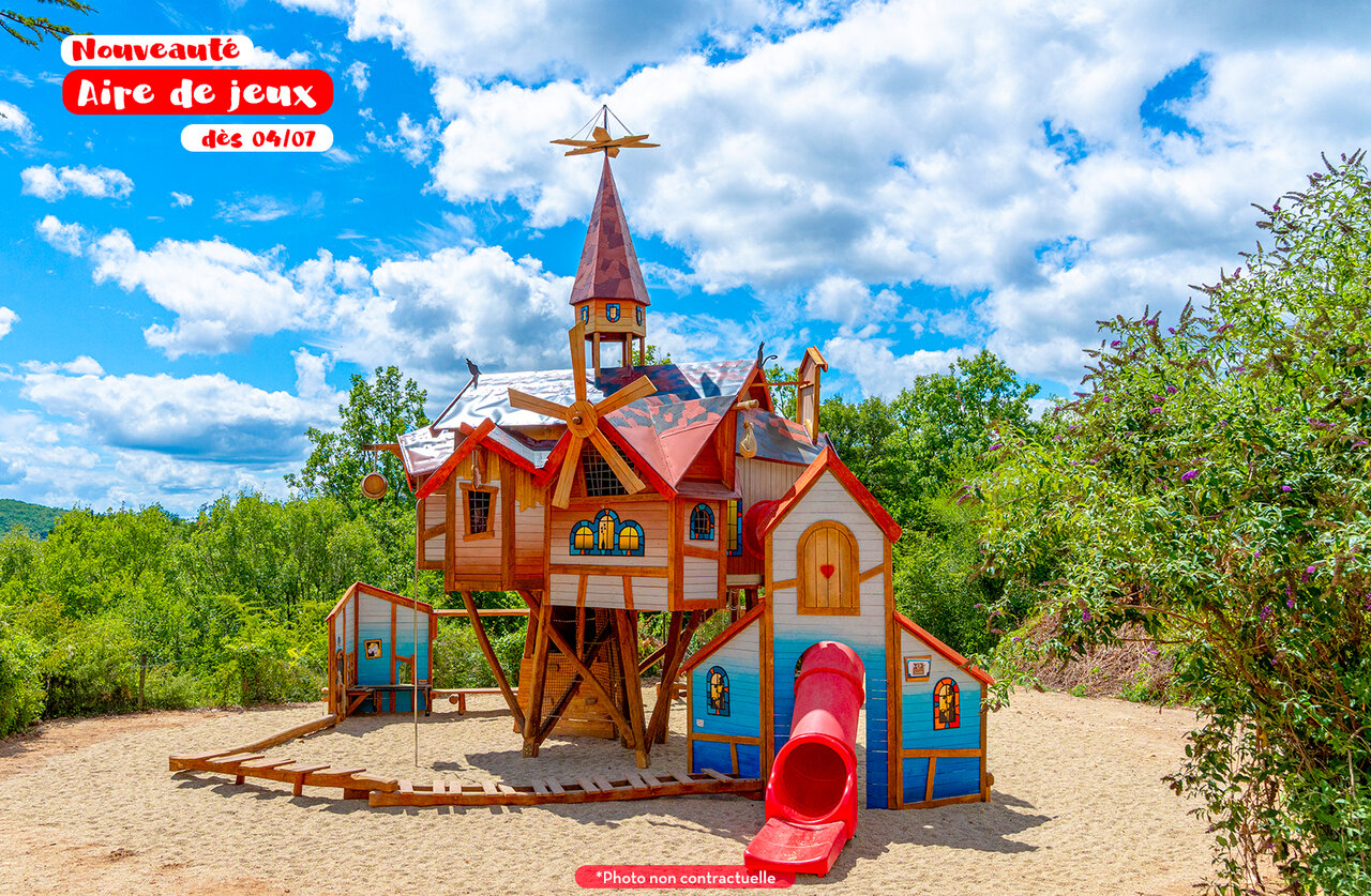 �rea de juegos tem�tica, tobog�n rojo, camping CAPFUN Lac des 3 Vall�es Lectoure.