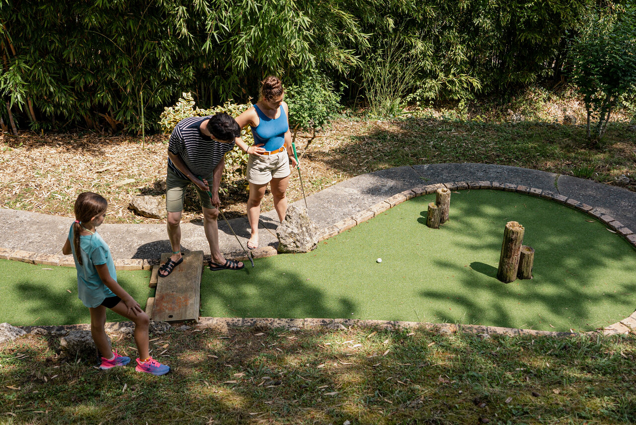 Minigolf familiar en el camping CAPFUN Lac des 3 Vall�es en Lectoure (32).