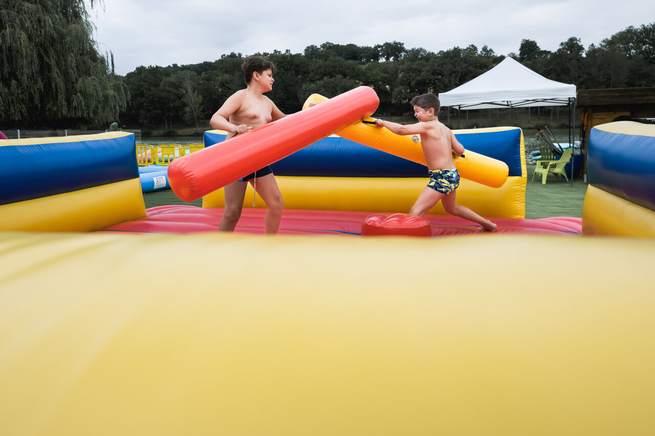 Juego inflable de justas para ni�os en CAPFUN Lac des 3 Vall�es, Lectoure (32).