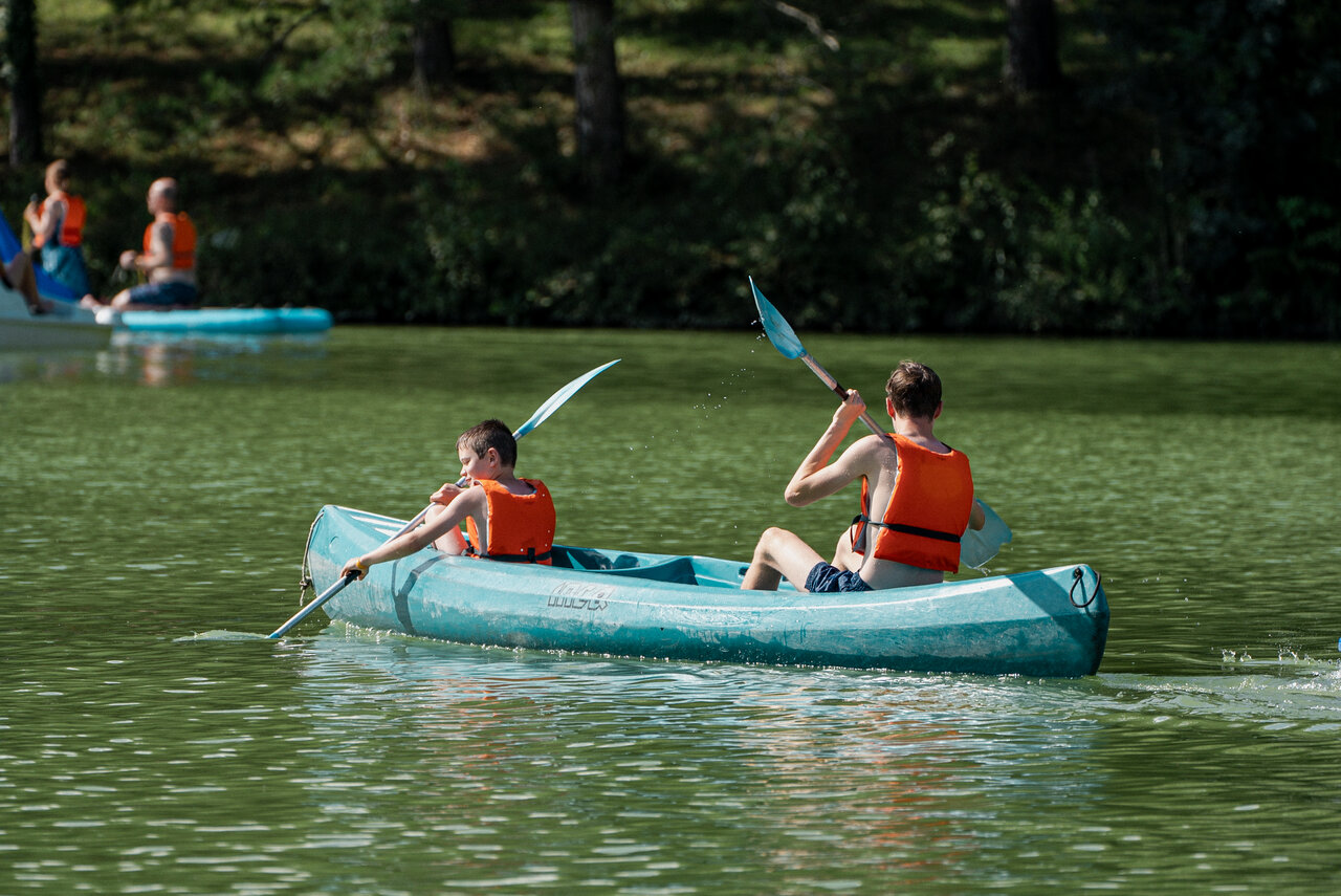 Pirag�ismo en el lago en el camping CAPFUN Lac des 3 Vall�es en Lectoure.
