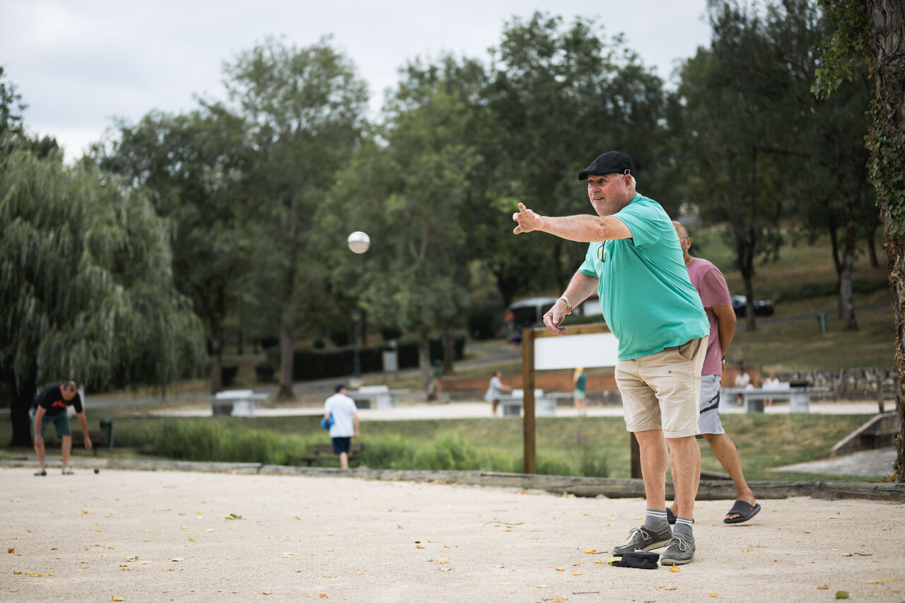 Juego de petanca en campo de camping CAPFUN Lac des 3 Vall�es � Lectoure.