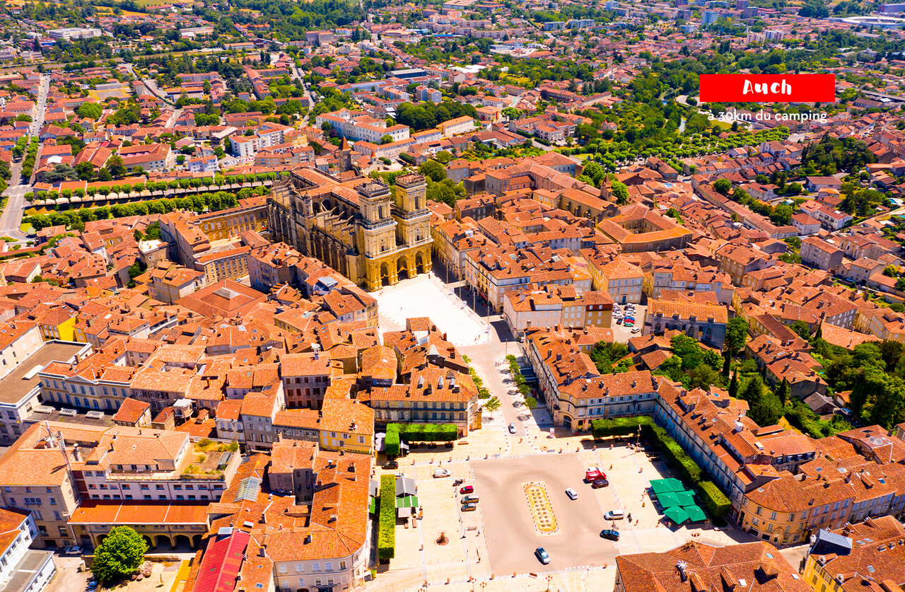 Catedral Sainte-Marie de Auch y centro hist�rico vistos desde el cielo, Gers, Occitania.