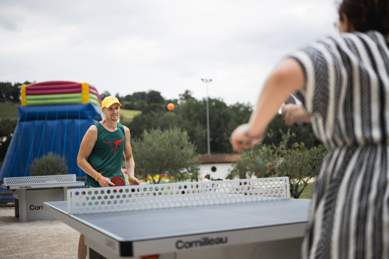 Partido de ping-pong con hinchable en CAPFUN Lac des 3 Vall�es, Lectoure.