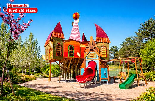 Zona de juegos castillo, toboganes y columpios en camping CAPFUN Lac des 3 Vall�es.