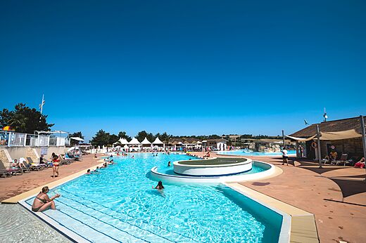 Piscinas exteriores y zona acu�tica soleada en el camping CAPFUN Lac des 3 Vall�es.