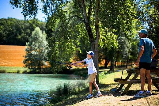 Pesca en el lago, en el camping CAPFUN Lac des 3 Vall�es en Lectoure (32).