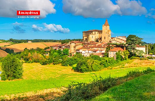 Pueblo medieval de Lavardens con su castillo e iglesia, para visitar.