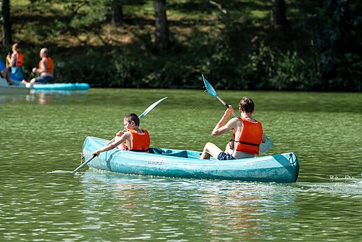 Actividad de canoa en el lago del camping CAPFUN Lac des 3 Vall�es.
