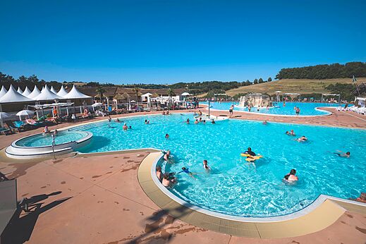 Piscina exterior, jacuzzi y cascada en el camping CAPFUN Lac des 3 Vall�es.