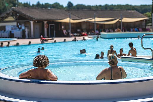 Jacuzzi y gran piscina exterior en el camping CAPFUN Lac des 3 Vall�es en Lectoure.