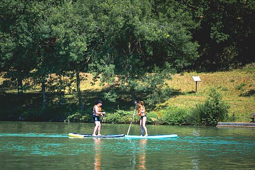 Paddle surf en lago, camping CAPFUN Lac des 3 Vall�es, Lectoure (32).