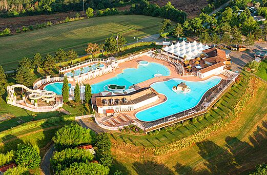 Gran parque acu�tico con toboganes en el camping CAPFUN Lac des 3 Vall�es en Lectoure.