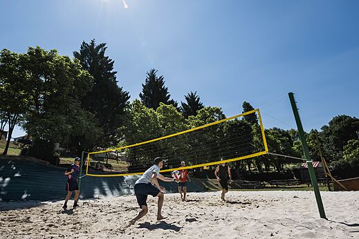 V�ley playa en el camping CAPFUN Lac des 3 Vall�es en Lectoure (32).