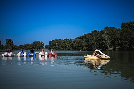 Patines de pedales coloridos y actividades acu�ticas en el lago del camping CAPFUN Lac des 3 Vall�es en Lectoure (32).