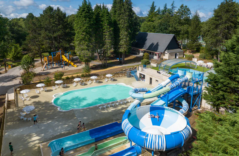 Complejo acu�tico con toboganes gigantes, piscina y parque infantil en el camping CLICOCHIC Lac de Miel en Beynat (19).