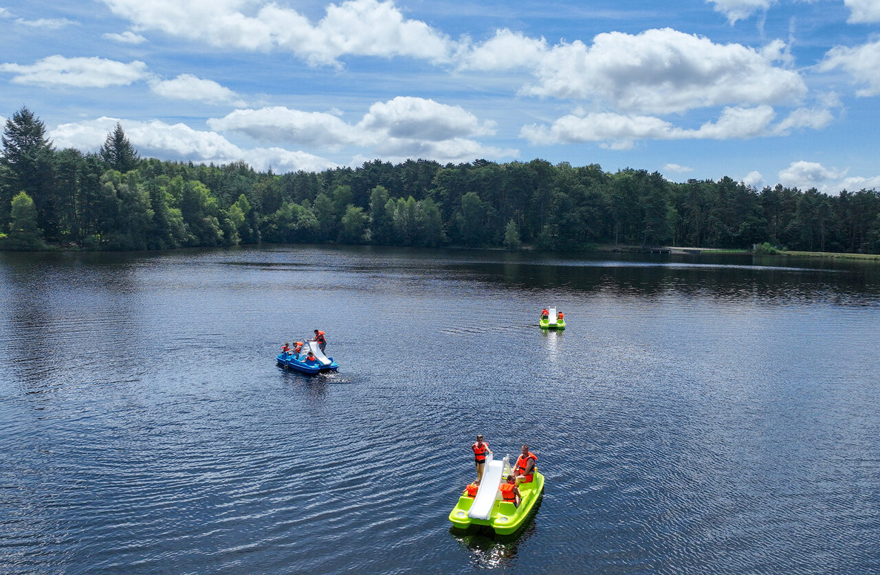 Patinetes con toboganes en el lago del camping CLICOCHIC Lac de Miel.